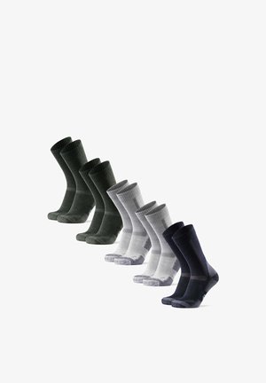 Six paires de chaussettes mi-mollet en noir, gris foncé, gris clair et bleu marine, présentées debout en ligne diagonale.