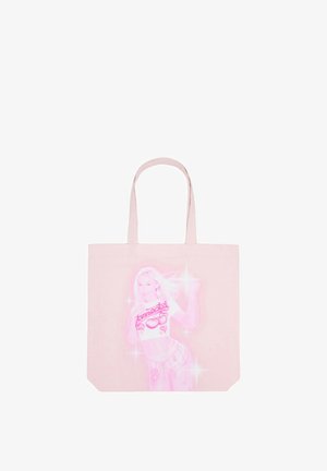 Sac cabas rose clair avec une illustration lumineuse d'une femme en crop top et short, entourée d'étincelles.