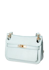 Borsa a mano in pelle azzurro chiaro con forma rettangolare, hardware dorato e chiusura a pattina frontale. Superficie testurizzata con cuciture visibili.