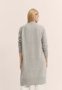 Langer grauer Cardigan aus strukturiertem Strickstoff, mit gerippten Bündchen und Saum. Der Rücken zeigt ein einfaches, geradliniges Design.