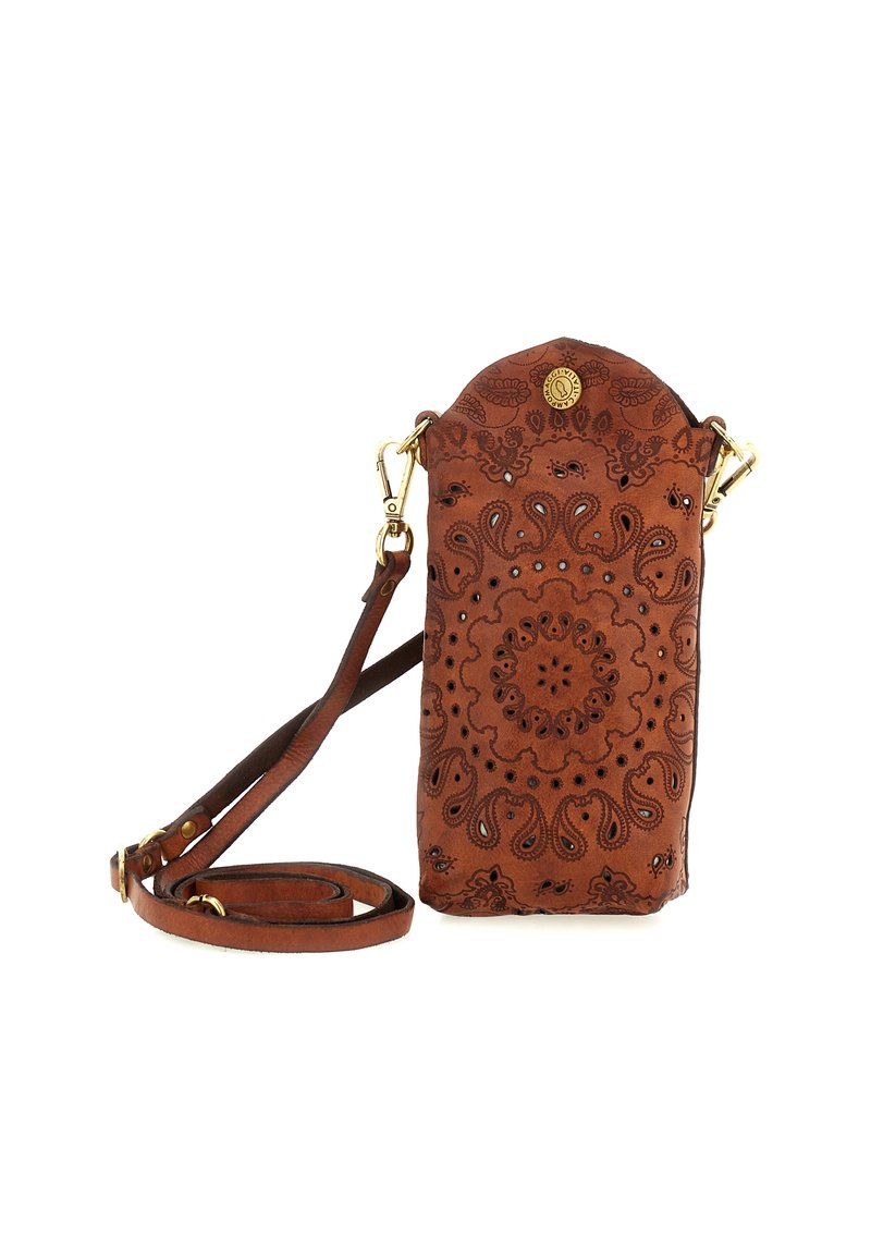 Borsa a tracolla in pelle marrone con stampa paisley in rilievo e una parte superiore curva. Presenta una chiusura in metallo dorato e una tracolla rimovibile.