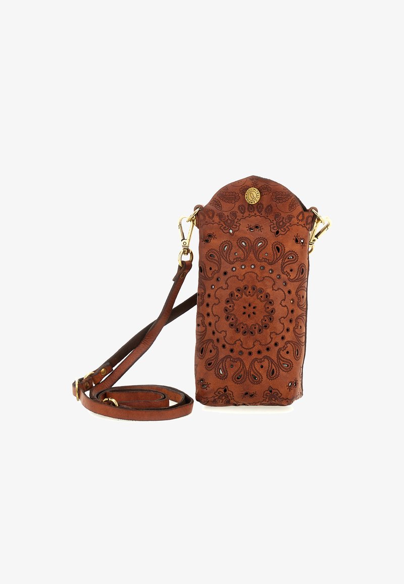 Borsa a tracolla in pelle marrone con stampa paisley in rilievo e una parte superiore curva. Presenta una chiusura in metallo dorato e una tracolla rimovibile.