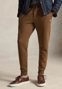 Nevybrané, luggage brown
