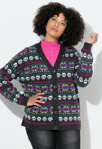 Mehrfarbige Strickjacke mit Totenkopf- und Schmetterlingsmustern, aus strukturiertem Strickmaterial, mit V-Ausschnitt und schwarzen Knöpfen.
