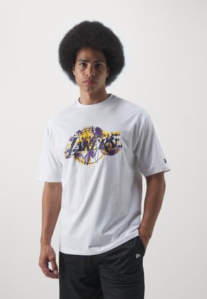 T-shirt in cotone bianco con un design grafico colorato e testo "Los Angeles Lakers" in viola e giallo, collezione rotonda e maniche corte.