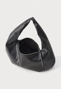 Pehmeä musta nahkainen olkalaukku, jossa on kaareva kahva ja osittain auki oleva hopeinen vetoketju, joka paljastaa mustan kankaan sisätaskun.