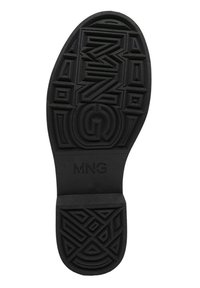 Sort gummisål med teksturerede geometriske mønstre og det prægede logo "MNG." Flad design med afrundede kanter.