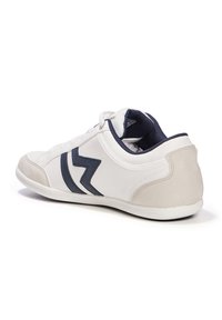 Weißer Sportschuh mit marineblauen Akzenten. Verfügt über eine abgerundete Zehenpartie, glatte Leder- und Wildledermaterialien, gepolsterten Kragen und strukturierten Sohle.