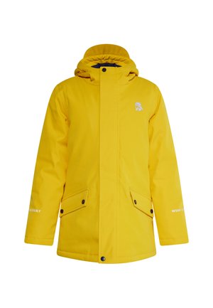 Gele hooded jas met frontklep, twee zakken met knopen en klein wit logo op de linkerborst, getoond op een witte achtergrond.