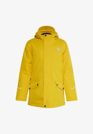 Gele hooded jas met frontklep, twee zakken met knopen en klein wit logo op de linkerborst, getoond op een witte achtergrond.