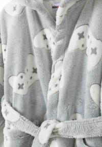 Accappatoio in pile grigio con cappuccio, caratterizzato da grandi motivi a nuvola bianchi e piccoli incroci grigi, chiuso con una morbida cintura coordinata.