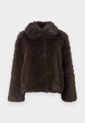 Jachetă din blană artificială de culoare marron, cu o textură moale, având un guler larg și mâneci lungi, concepută pentru o croială lejeră.