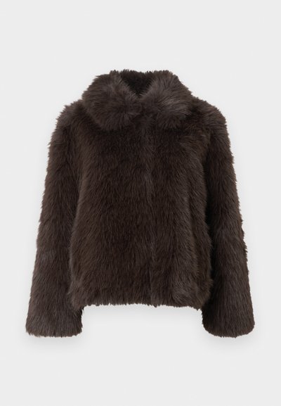 Casaco de pelúcia castanho com uma textura suave, apresentando um colarinho largo e mangas longas, concebido para um ajuste descontraído.