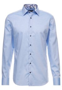 Camicia a maniche lunghe azzurro chiaro in tessuto liscio, con colletto interno a motivo e bottoni scuri sulla parte anteriore.