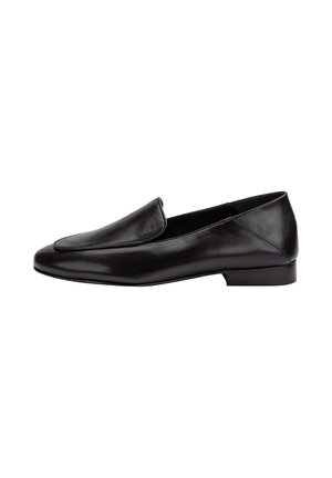 Mocassino slip-on in pelle nera con tacco basso e punta a punta, visto di lato su sfondo bianco.