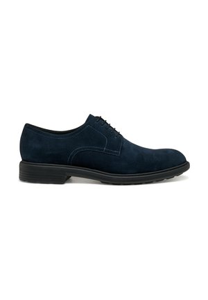 Chaussure à lacets en daim bleu marine avec un bout arrondi, des coutures contrastées et une semelle en caoutchouc noire pour la traction et la durabilité.