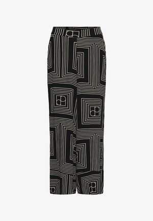 Čierne široké nohavice s bielymi geometrickými štvorcovými a čiarovými vzormi, zdobené malými kruhovými akcentmi vo vnútri niektorých štvorcov.