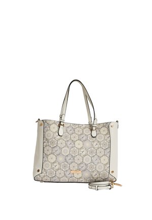 Grande borsa tote color crema con motivi geometrici a esagoni, doppi manici superiori, ferramenta dorata e tracolla removibile posizionata in basso su sfondo bianco.