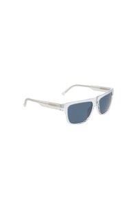 Occhiali da sole in plastica trasparente con lenti blu scuro, forma angolare e eleganti dettagli argentati sulle tempie.