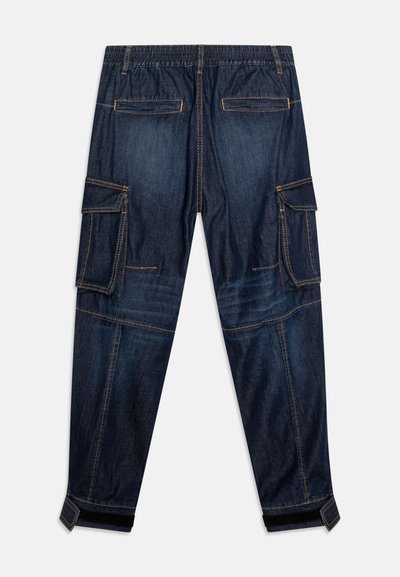 Mørkeblå denim cargo bukser med flere lommer, elastisk midje og oppbrettede hem. Har oransje sømmer og en teksturert overflate.