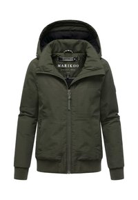 Veste matelassée vert olive avec capuche amovible, fermeture zippée à l'avant, deux poches latérales, poignets côtelés et logo sur l'étiquette intérieure.