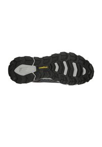 Podešev boty s hlubokými černými vzory, šedými akcenty a žlutým logem Goodyear uprostřed, navržená pro silný grip a odolnost.