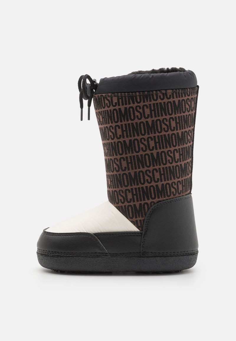 Stivali da neve neri e marroni con un rivestimento a motivo logo, una parte anteriore in tessuto bianco e una suola in gomma nera testurizzata. Coulisse nella parte superiore.