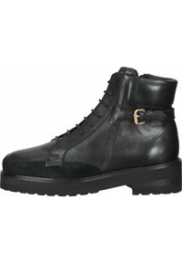 Svart läderankelboot med mockaaccenter, snörning fram, baksidespänne och kraftig sula för stabilitet. Slät finish och robust design.