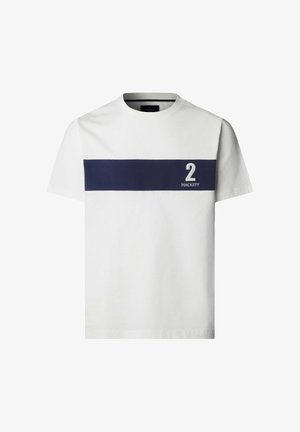 Hvid kortærmet T-shirt med en marineblå vandret stribe over brystet med det hvide tal "2" og teksten "Hackett" nedenunder.