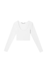 Weißes gestreiftes Langarm-Crop-Top mit rundem Ausschnitt und texturiertem Stoff. Schlichtes Design ohne Muster oder Akzente.