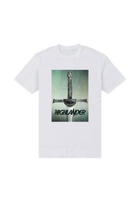Hvid bomulds T-shirt med et trykt design af et sværd med et struktureret greb og ordet "HIGHLANDER" i fed, stiliseret skrifttype nedenfor.