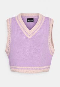 Gilet sans manches en tricot lilas avec un col en V côtelé rose pâle, des emmanchures et un ourlet, doté d'une étiquette de marque "PIECES" à l'intérieur du col.