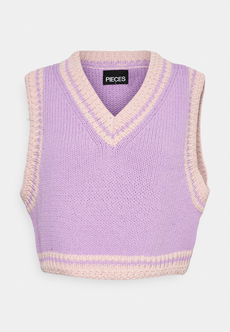 Gilet sans manches en tricot lilas avec un col en V côtelé rose pâle, des emmanchures et un ourlet, doté d'une étiquette de marque "PIECES" à l'intérieur du col.