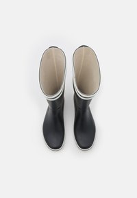 Bottes en caoutchouc noires avec des bords blancs, tige haute, texture lisse et bout arrondi. Intérieur doublé de beige clair.