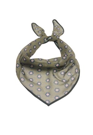 Zielony trójkątny szalik z ciemnymi krawędziami, zawiązany na supeł, z powtarzającym się wzorem małych okrągłych motywów kwiatowych w kolorze niebieskim i czerwonym.