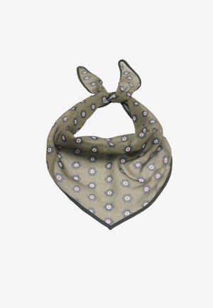 Zielony trójkątny szalik z ciemnymi krawędziami, zawiązany na supeł, z powtarzającym się wzorem małych okrągłych motywów kwiatowych w kolorze niebieskim i czerwonym.