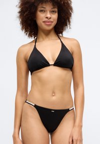 Μαύρο μπικίνι με τρίγωνο σουτιέν και ελάχιστη κάλυψη στο κάτω μέρος με λευκές λεπτομέρειες; απαλό ύφασμα και ρυθμιζόμενοι ιμάντες.