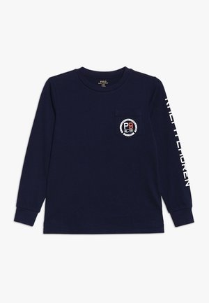 Camiseta de manga larga azul marino con cuello redondo, bolsillo en el pecho con logo circular y texto blanco "Polo Ralph Lauren" en la manga derecha.