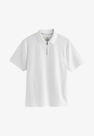 Witte polo met korte mouwen, ribbelstructuur, een omgeslagen kraag en een kwart ritsluiting bij de hals.