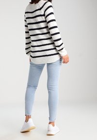 ONLY Petite Stickad tröja - light grey