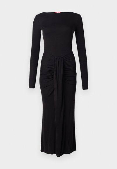 Vestido negro de manga larga con un cuerpo ajustado, textura fruncida en la cintura y un dobladillo recto, elaborado en una suave tela elástica.