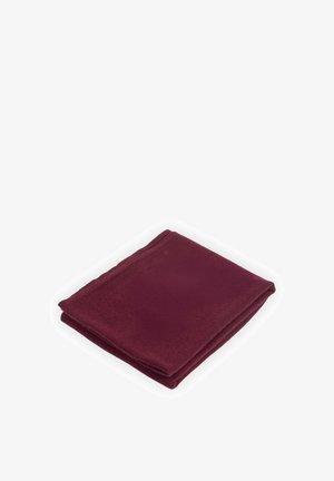 Bordowy koc polarowy, w kształcie prostokąta, miękka faktura, starannie złożony z przeszytymi krawędziami, bez widocznych wzorów czy okuć.