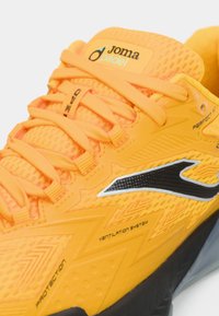 Orange Sportschuh mit atmungsaktivem Mesh-Obermaterial, schwarzen Akzenten, strukturierten Mustern und Belüftungsdetails für verbesserte Luftzirkulation.