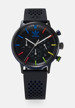 Zwarte chronograaf horloge met een gestructureerde rubberen band, multicolor urenmarkers en een blauw adidas logo. Beschikt over drie sub-dials en een datumweergave.