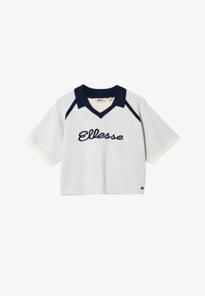 Polo blanc à manches courtes avec des accents bleu marine. Présente un col en V, un logo "Ellesse" brodé et des poignets crémeux contrastants. Texture douce.