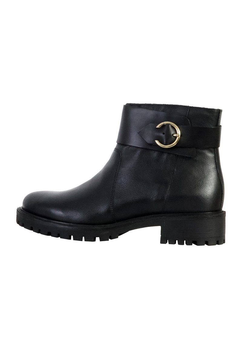 Bota de cuero negra hasta el tobillo con punta redondeada, un acento de hebilla en el lado y una suela de goma texturizada para agarre y durabilidad.