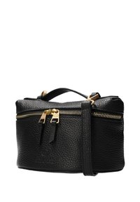 Mała czarna skórzana torba o teksturowanym wykończeniu, z dwoma złotymi suwakami, krótkim uchwytem i odpinanym paskiem na ramię.