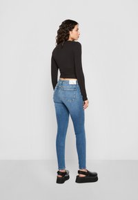 Miss Selfridge Heart Pocket Flare Jeans In Black Wash - Foto 10