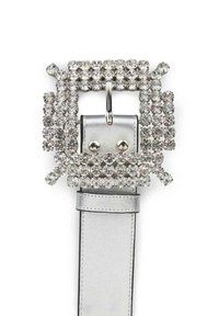 Cinturón de piel sintética plateada con una gran hebilla cuadrada adornada con cristales y gemas redondas, y un pestillo central de metal para asegurar.