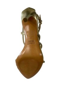 Sandal a tacco alto dorato con punta aperta, suola testurizzata e cinturini decorativi. Presenta logo di marca e indicazione della misura sulla suola.